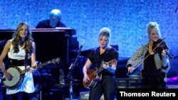 La banda entonces llamada Dixie Chicks, formada por Emily Robison, Natalie Maines and Martie Maguire, actúan en la noche de apertura del Teatro Nokia de Los Ángeles, California, en 2007.
