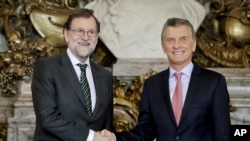 El presidente argentino, Mauricio Macri (derecha) se reunió con el presidente del gobierno español, Mariano Rajoy, en la Casa Rosada, en Buenos Aires, el 10 de abril, de 2018.