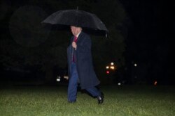 El presidente Donald Trump regresa a la Casa Blanca en Washington el 5 de mayo de 2020 tras una visita a Arizona.
