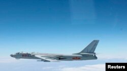 中国的轰六轰炸机飞过西太平洋宫古海峡 - 资料