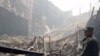 Este vídeo tomado de un material publicado por el Comité de Investigación Ruso el 23 de marzo de 2024 muestra a un agente de la ley parado dentro del Crocus City Hall, un día después de un ataque con armas de fuego en Krasnogorsk, en las afueras de Moscú.