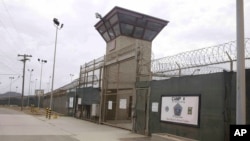 Obama prometió que cerraría la prisión durante su mandato y aunque durante su Gobierno han salido de ahí unos 160 presos, las instalaciones aún albergan a 80 detenidos.