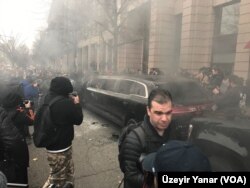 Otro vistazo de las protestas anti-Trump en Washington antes de la toma de posesión presidencial.