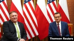 El secretario de Estado de Estados Unidos, Mike Pompeo, y el primer ministro polaco Mateusz Morawiecki, posan para los medios antes de una reunión en la Cancillería en Varsovia, Polonia, el 15 de agosto de 2020.