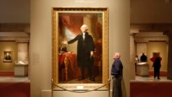 Un hombre mira una pintura del primer presidente de los Estados Unidos, George Washington, en el Smithsonian American Art Museum en Washington el 30 de septiembre de 2013.