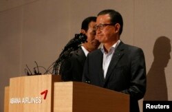 Yoon Young-doo (C), President and CEO of the Asiana Airlines, attends a news conference at the company's head office in Seoul, July 9, 2013.