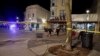 Razbacane stvari po asfaltu na mestu uletanja vozila među učesnike parade, u centru Vakaše, Viskonsin, 21. novembra 2021.