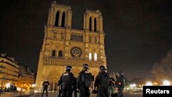 La policía patrulla cerca de la catedral de Notre Dame, tras una serie de mortales ataques en París, el viernes 14 de noviembre de 2015.