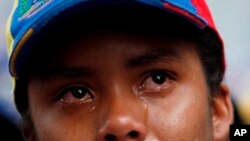 Una mujer llora durante un homenaje a Juan Pablo Pernalete en Caracas, Venezuela, el jueves 27 de abril de 2017. Pernalete, la última víctima de los disturbios de Venezuela, murió durante las protestas contra el gobierno el miércoles cuando fue golpeado por un contenedor de gas lacrimógeno disparado por fuerzas de seguridad.