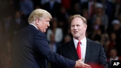 El presidente Donald Trump conversa con su aliado, Steve Watkins, quien aspira a ser el candidato republicano al escaño del Distrito 2 de Kansas en el Senado.