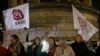 Partidarios de la Fuerza Alternativa Revolucionaria del Común asisten a una vigilia en memoria de los exguerrilleros de las FARC asesinados tras el acuerdo de paz alcanzado con el gobierno en Bogotá. 