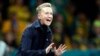 Pelatih timnas sepak bola putri Kanada, Bev Priestman, bereaksi dalam pertandingan penyisihan Grup B Piala Dunia Perempuan antara Australia dan Kanada di Melbourne, Australia, pada 31 Juli 2023. (Foto: AP/Hamish Blair)