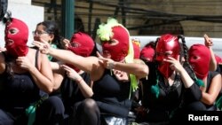 Mujeres chilenas participan en una marcha por el Día Internacional de la Mujer, en el puerto de Valparaíso. Marzo 8 de 2020.