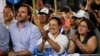 Las personas asisten a un mitin de campaña del candidato presidencial del opositor Partido Nacional, Luis Lacalle Pou, antes de las elecciones presidenciales de segunda vuelta del domingo en Maldonado, Uruguay.