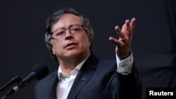 ARCHIVO - El presidente colombiano Gustavo Petro habla durante un evento con negociadores de paz del gobierno de Colombia y los rebeldes del Ejército de Liberación Nacional (ELN), en Bogotá, el 3 de agosto de 2023.
