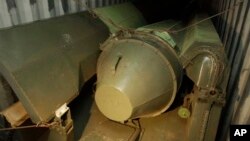 Armamento cubano en contenedores a bordo del buque Chong Chon Gang.