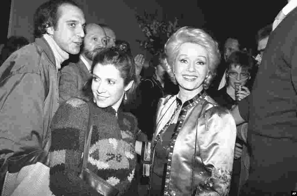 En 1983, Debbie Reynolds y su hija Carrie Fisher sonríen mientras la gente en Nueva York les saluda ante el retorno de Reynolds a Broadway. &nbsp;