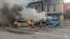 En esta fotografía tomada de un video difundido por el canal de Telegram del Ministerio de Situaciones de Emergencia de Rusia el sábado 30 de diciembre de 2023, se ve a bomberos que extinguen vehículos en llamas después de un ataque en Belgorod, Rusia. [Foto: Archivo/AP]