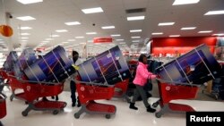 Compradores hacen fila en una tienda de Target en Chicago. 40 millones de ellos podrían tener sus datos de tarjeta de crédito comprometidos.