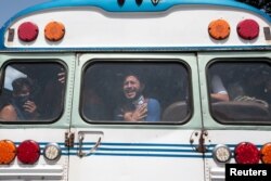 Los estudiantes universitarios reaccionan durante su llegada a la Catedral Metropolitana después de ser liberados después de quedar atrapados durante la noche en la Iglesia Católica Divina de la Misericordia, donde se refugiaron mientras hombres armados progubernamentales les disparaban en la Universidad Autónoma Nacional de Nicaragua, UNAN. Julio 14 de 2018. REUTERS/Oswaldo Rivas.