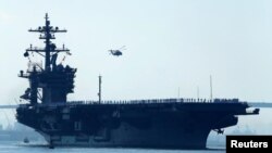 Foto de Archivo - El USS Carl Vinson es un portaaviones de la clase de Nimitz. En esta foto sale de su puerto casero en San Diego, California el 22 de agosto de 2014.