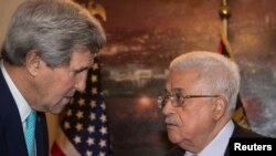 John Kerry, saluda al presidente de la Autoridad Palestina, Mahmoud Abbas en Amman, Jordania.