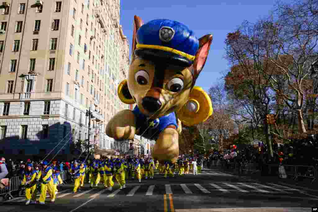 Un globo de &quot;PAW Patrol&quot; flota sobre Central Park West durante el desfile. 