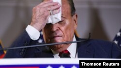 Rudy Giuliani, abogado personal del presidente Donald Trump, se seca el sudor de la frente durante una comparecencia ante los medios celebrada en Washington DC, el 19 de noviembre, para reclamar al Departamento de Justicia que investigue las elecciones.