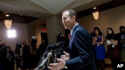 Adam Schiff, miembro del Comité de Inteligencia de la Cámara de Representantes, habla a los periodistas sobre las acciones del presidente del Comité, Devin Nunes, en el Capitolio de Washington, el 24 de marzo de 2017.