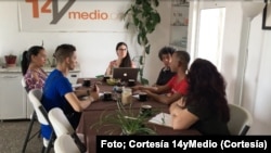 La periodista Yoani Sánchez (al centro), directora del diario digital "14yMedio", analizó desde La Habana cuáles han sido las directrices del gobierno de Cuba para enfrentar el coronavirus. En la foto de cortesía, Sánchez junto a la redacción del informativo independiente.
