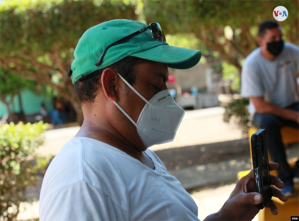 Los transportistas transmiten en Facebook Live sus quejas por la retenci&#243;n en la frontera.