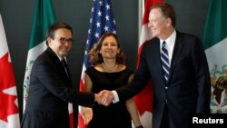 El ministro de Economía de México, Ildefonso Guajardo (izquierda), la canciller de Canadá, Chrystia Freeland y el representante de Comercio de EE.UU., Robert Lighthizer durante la tercera ronda de renegociación del TLCAN en Ottawa, Canadá, 