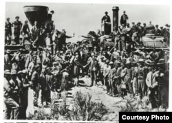 Esta foto de la celebración del fin de la construcción del Ferrocarril Transcontinental en 1869 inspiró a Jean Chen a trabajar para la creación de una estampilla por el Año Nuevo chino. (Archivos Nacionales, Registros de la Oficina de la Secretaría de Agricultura de EE.UU.).