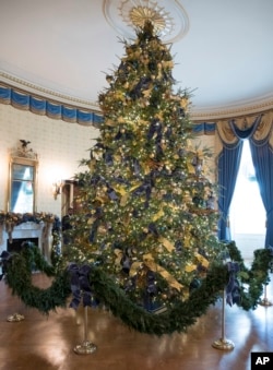 El árbol de navidad en el Salón Azul de la Casa Blanca.