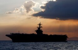 En esta foto del 13 de abril de 2018, se ve al portaaviones de la Marina de EE.UU. USS Theodore Roosevelt en la Bahía de Manila, Filipinias.