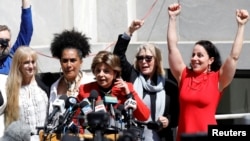 La abogada, Gloria Allred, junto con las denciadoras del actor y comediante Bill Cosby después de que un jurado lo declarara culpable en un nuevo juicio por agresión sexual en el tribunal del condado de Montgomery en Norristown, Pensilvania, el 26 de abril de 2018.
