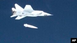 Un avión ruso suelta el nuevo misil hipersónico Kinzhal.