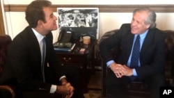Honduran presidential candidate Salvador Nasralla, left, talks to OAS Secretary General Luis Almagro at the OAS headquarters in Washington, Dec. 18, 2017.