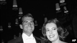 Susan Kohner y George Hamilton