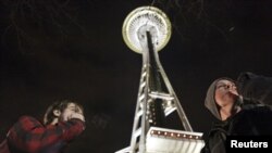 Centenares de personas llegaron hasta la Aguja Espacial de Seattle para fumar marihuana en frente de las autoridades en señal de júbilo por su despenalización que entró en vigor desde el jueves.