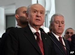 Devlet Bahceli, líder del Partido del Movimiento Nacionalista o MHP, y el principal aliado del presidente de Turquía, Recep Tayyip Erdogan, habla con los medios en la sede de su partido en Ankara, Turquía, el domingo 24 de junio de 2018.