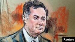 Paul Manafort aparece en un croquis de la sala del tribunal en el quinto día de su juicio por cargos de fraude bancario e impositivo derivados de la investigación del abogado especial Robert Mueller sobre la intromisión rusa en las elecciones presidenciales de 2016 en EE.UU.