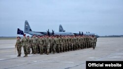 Padobranci Oružanih snaga SAD, koji će učestvovati u zajedničkoj vežbi sa padobrancima Vojske Srbije, na vojnom aerodromu Batajnica kraj Beograda (Foto: Ministarstvo odbrane Srbije)