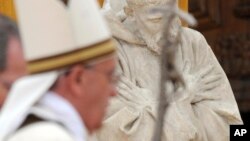 El papa celebró una misa en la Basílica de San Francisco.