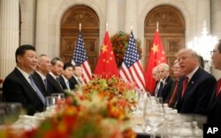El presidente Donald Trump con el presidente de China, Xi Jinping durante su reunión bilateral el 1 de diciembre de 2018 en Buenos Aires, Argentina.