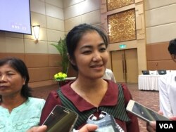 លោកស្រី មិថុនា ភូថង អភិបាល​ខេត្ត​កោះកុង និយាយ​ជាមួយអ្នកសារព័ត៌មាន​ក្នុង​សិក្ខា​សាលា​ផ្សព្វផ្សាយ​ផែនការ​យុទ្ធសាស្រ្ត​ស្តីពី​ការបង្កើន​ចំនួន​ស្រ្តី​ក្នុង​មុខ​តំណែង​គ្រប់គ្រង​នៅ​រដ្ឋបាល​ថ្នាក់​ក្រោម​ជាតិ​នា​ថ្ងៃ​ទី​២០ ខែ​កក្កដា ឆ្នាំ​២០១៧។ (កាន់ វិច្ឆិកា/​VOA)