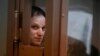 El reportero del Wall Street Journal Evan Gershkovich, en una jaula de vidrio en una sala del tribunal de la ciudad de Moscú, en Moscú, Rusia, el 18 de abril de 2023.