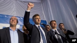 Andrej Plenković, lider HDZ-a i budući premijer Hrvatske, u izbornoj noći (AP Photo/Darko Bandic)
