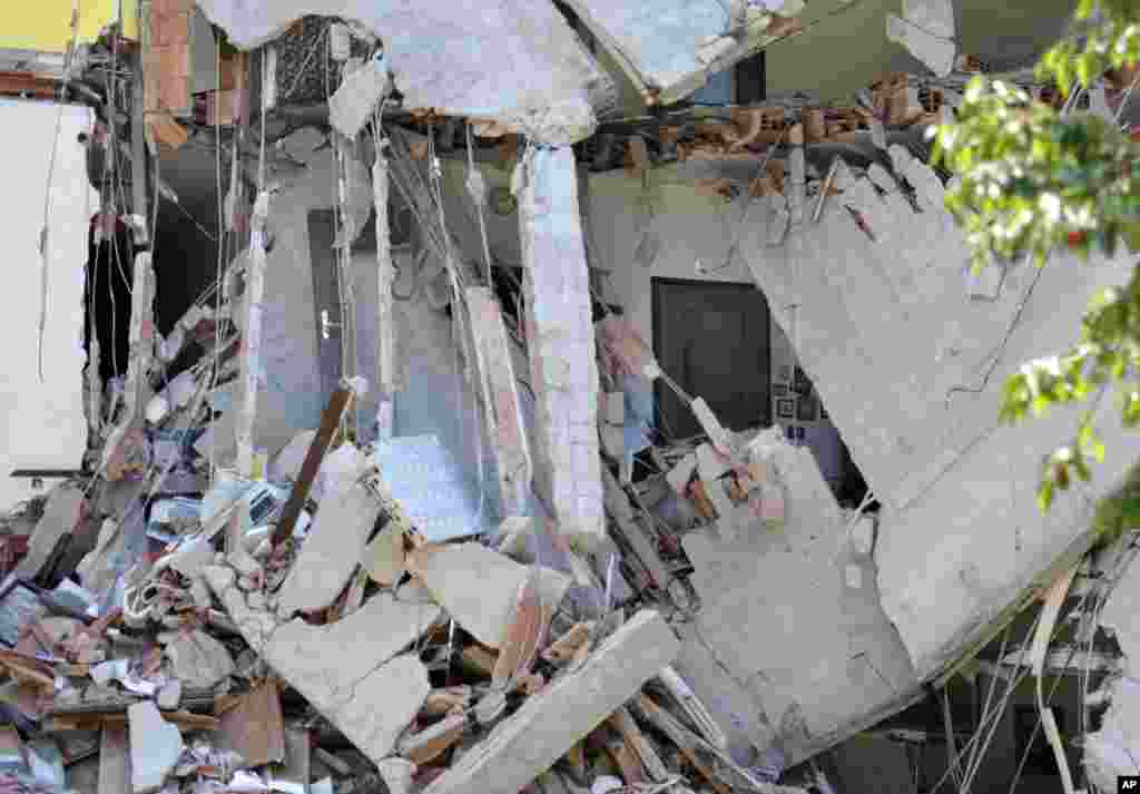 Un edificio en Cavezzo result&oacute; totalmente destruido tras el temblor ocurrido en el norte de Italia este martes 29 de mayo de 2012.
