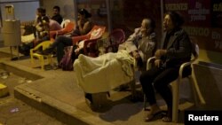 Los residentes costeros tuvieron que salir a la calle durante la noche, asustados por los temblores.
